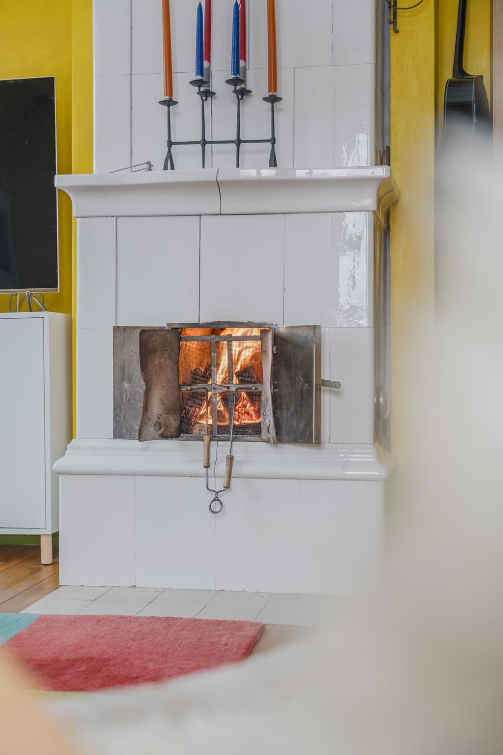 Kakelugn i vardagsrummet