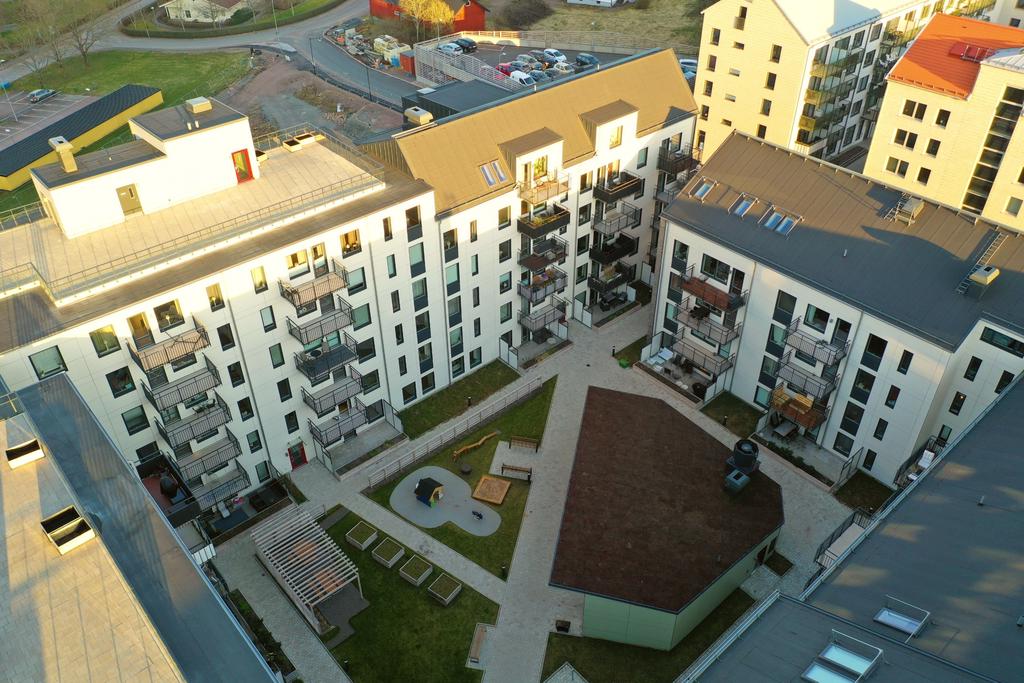 Föreningens trevliga innegård med såväl samlingslokal samt gestagenet. 