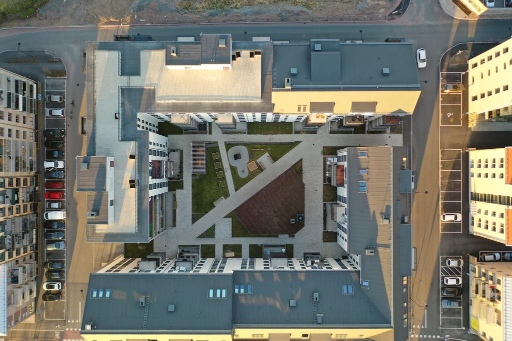 Till höger ser man föreningens två stora takterrasser. 