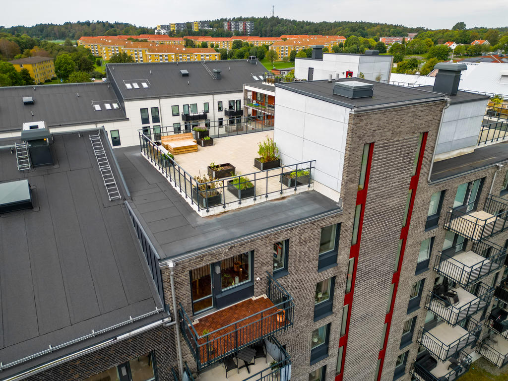 För den odlings intresserade finns möjlighet att odla i en pallkrage på terrassen. 