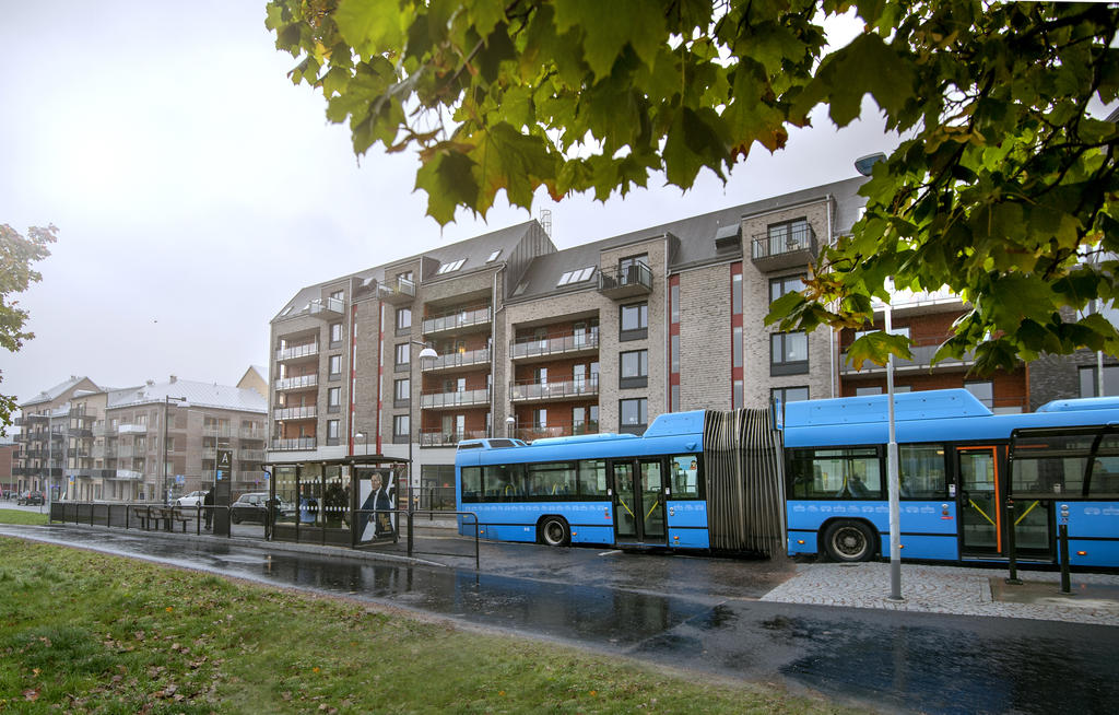 Precis utanför huset finns busshållplatsen som med direktbuss in till stan. 