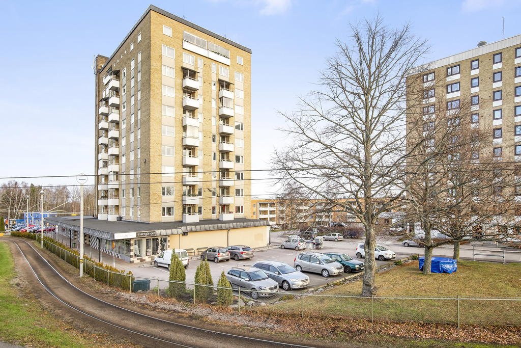 Lägenheten som är om 45,5 kvm är belägen på våning åtta