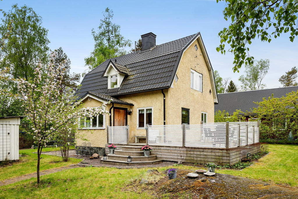 Plan tomt runt hela huset och trevlig terrass