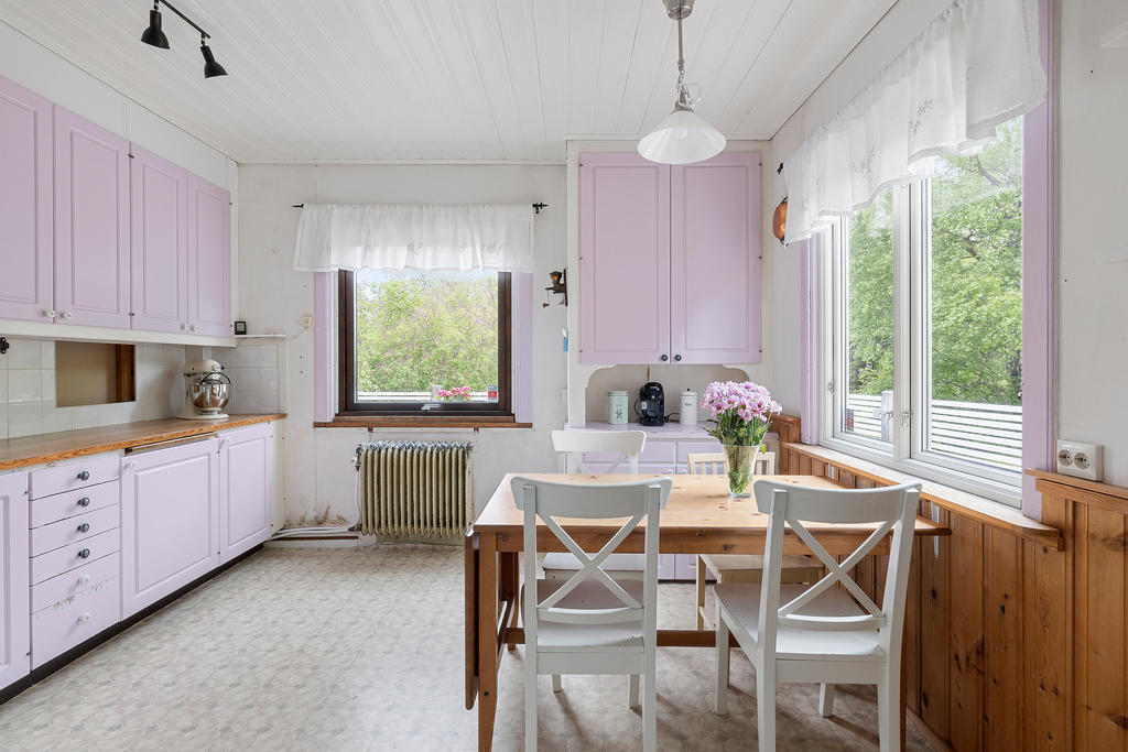 Kök med fönster i två väderstreck