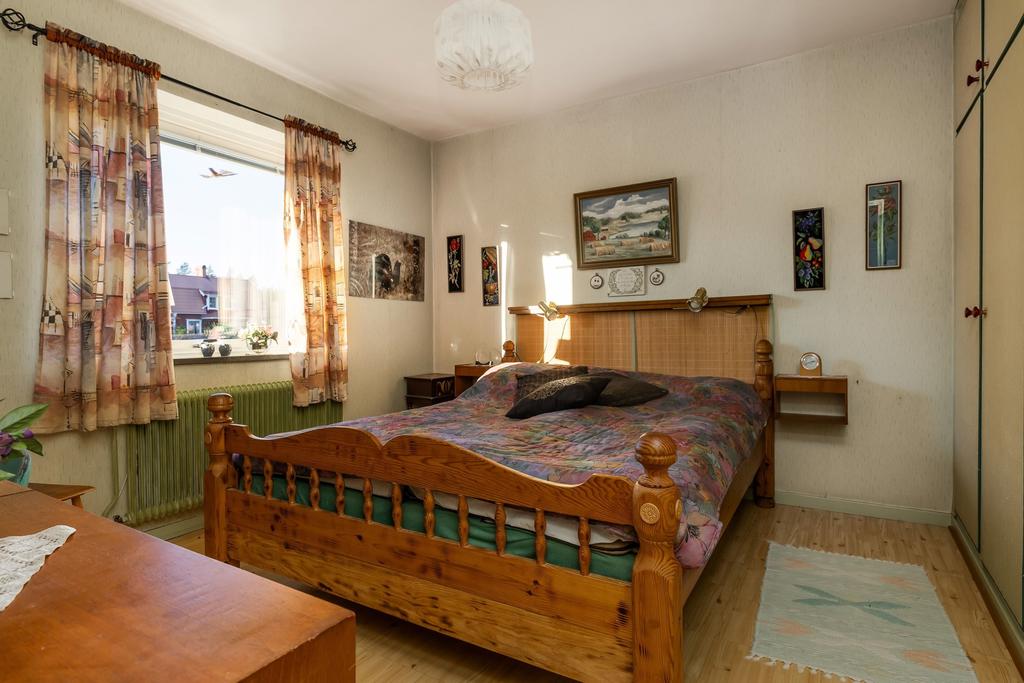 Sovrum 1 med garderober