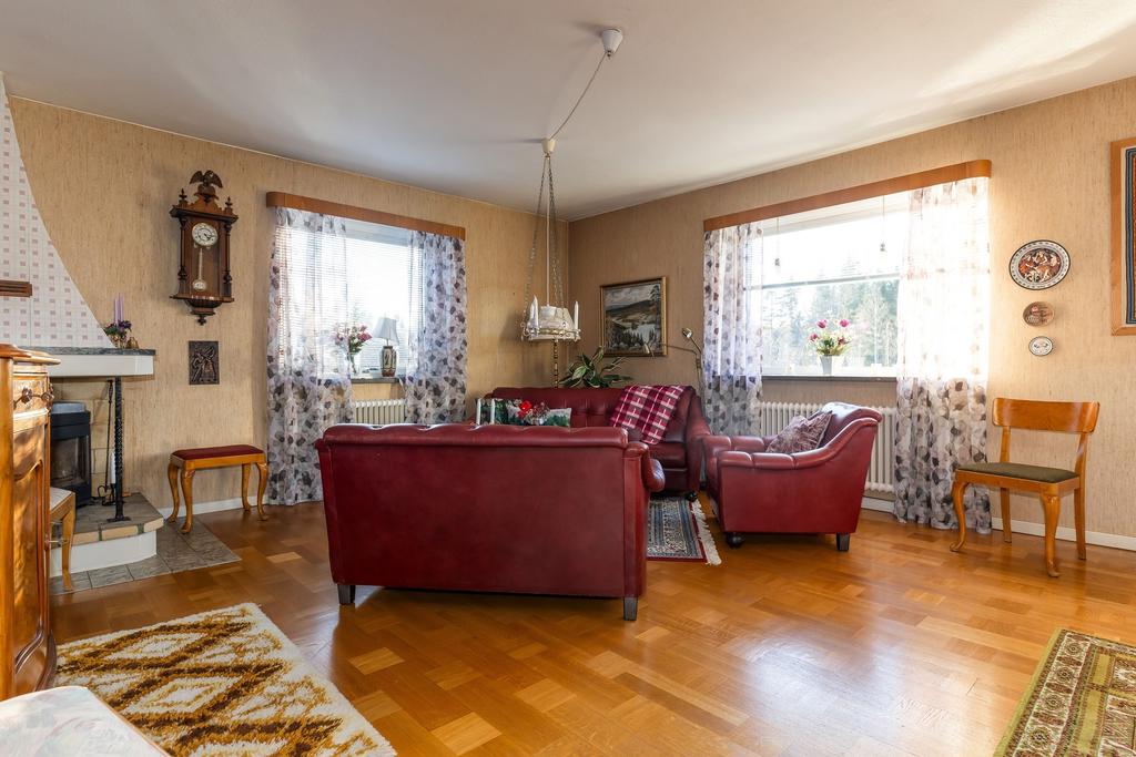 Vardagsrum med öppen spis med insats samt utgång till balkong.