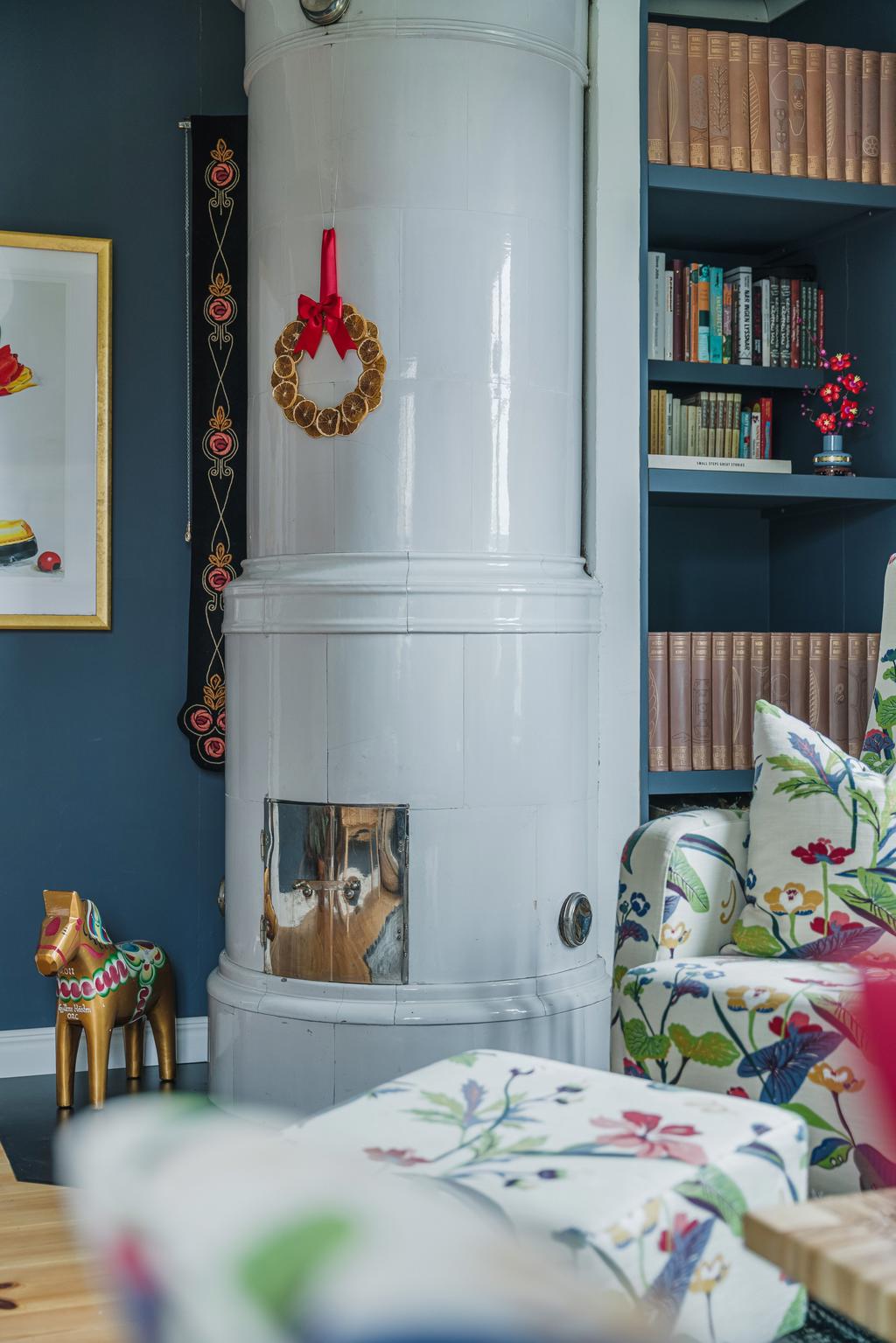 Fin kakelugn i vardagsrummet