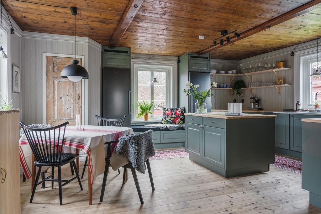 Rejält skafferi, sittbänk och köksö i köket