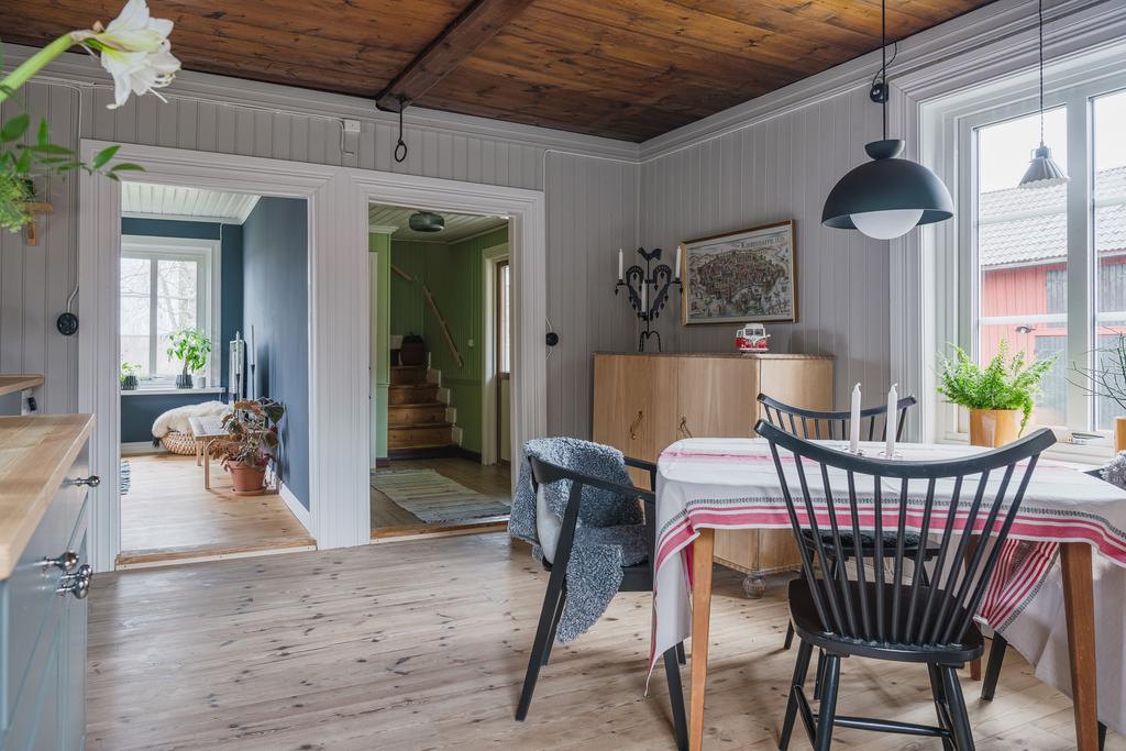 Kök mot vardagsrum och hall