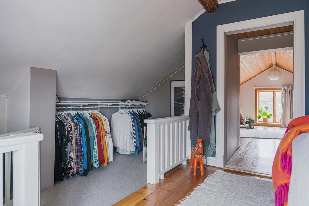 Öppen Walk-In-Closet övre plan