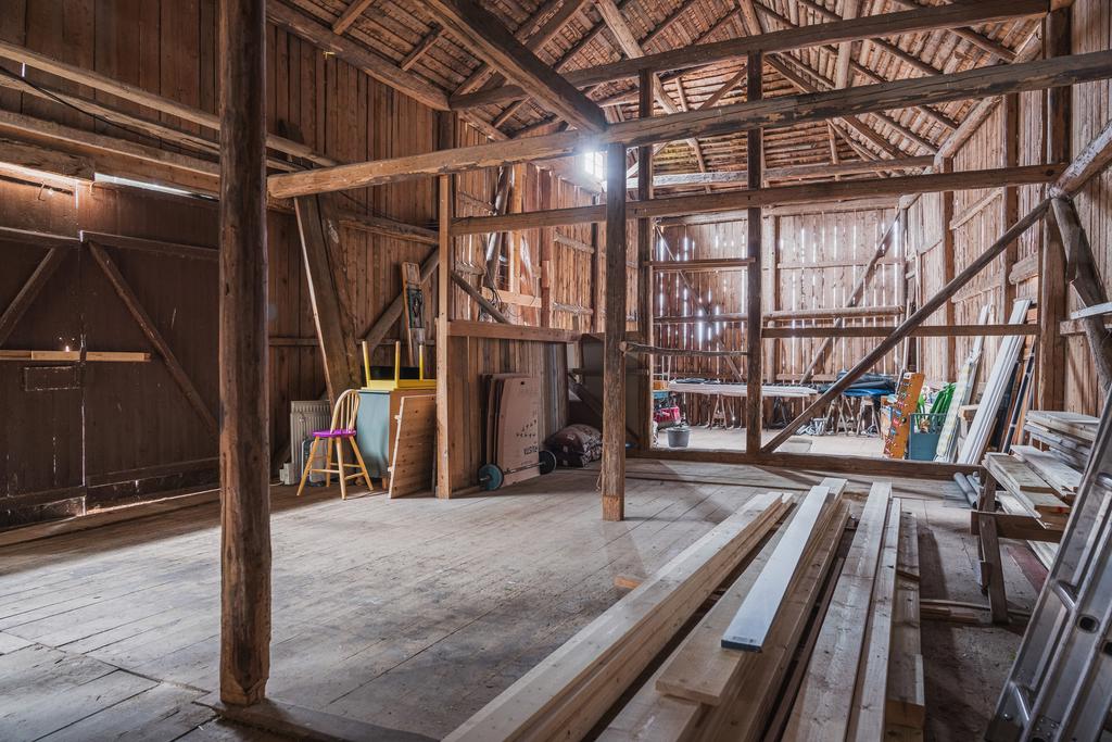 Rejäl lada med gott om utrymme (möjligt att göra garage/carport i nedre delen)