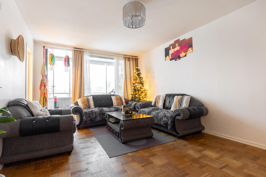 Rymligt vardagsrum med balkong i söderläge.