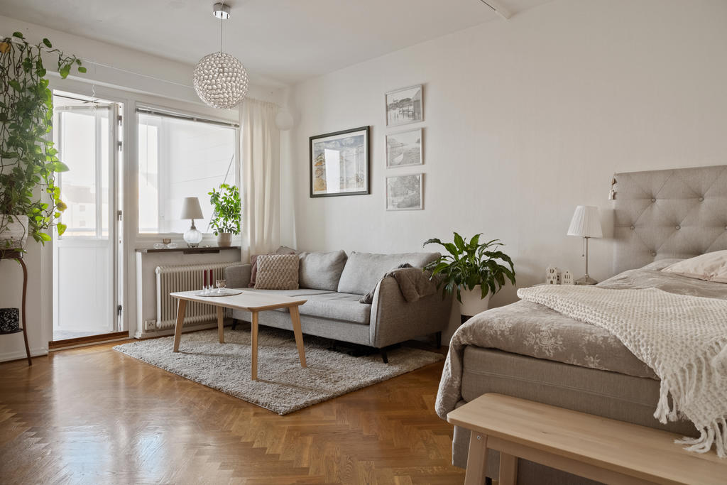 Lägenheten är om 38 kvm och här får du plats med både säng och soffa