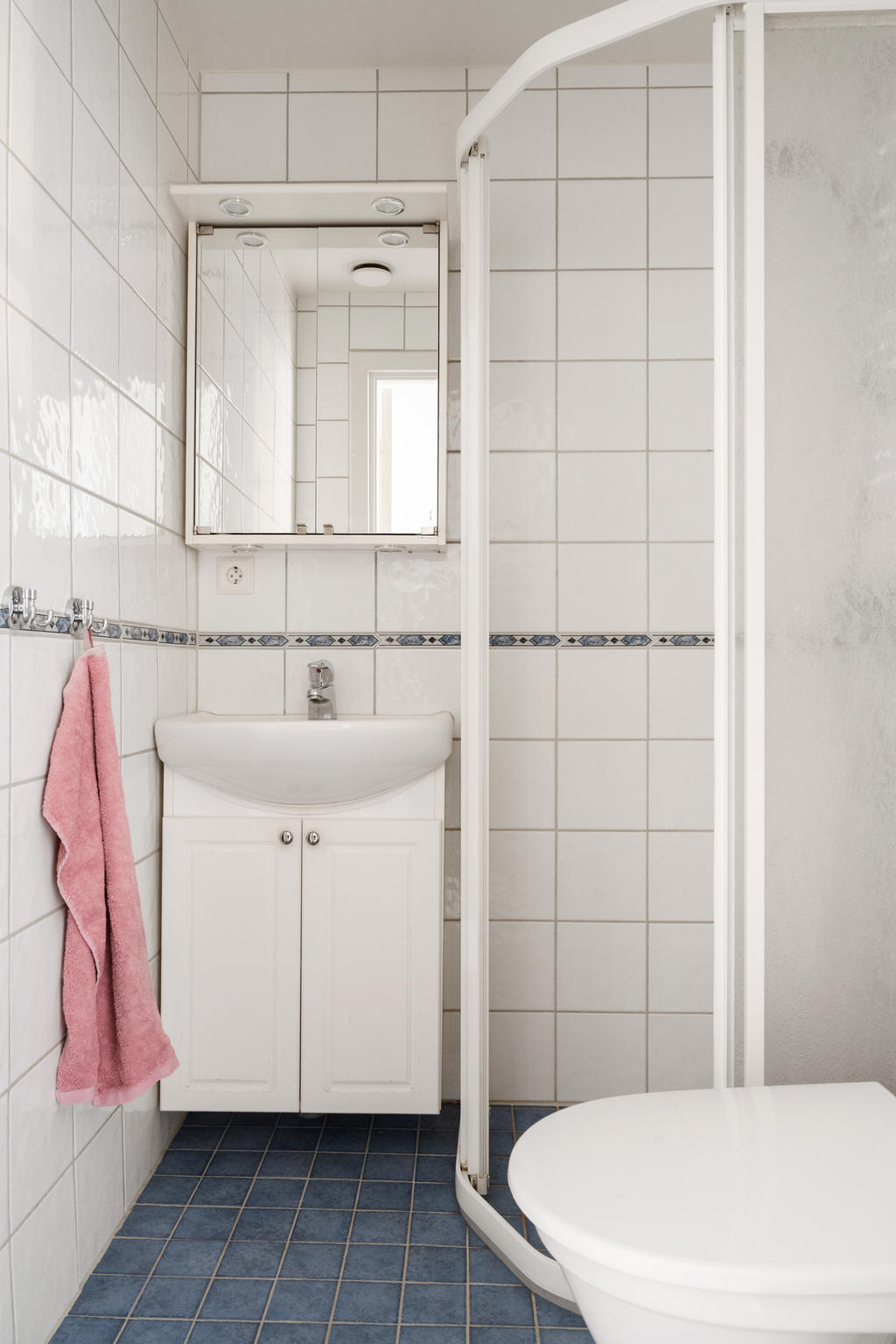 Helkaklat badrum med dusch