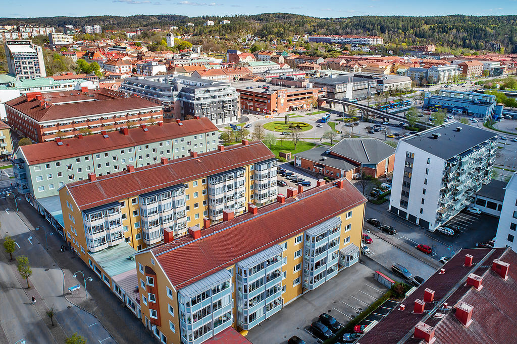 Läget är helt oslagbart, med närhet till all typ av service och kommunikationer med både buss och tåg.