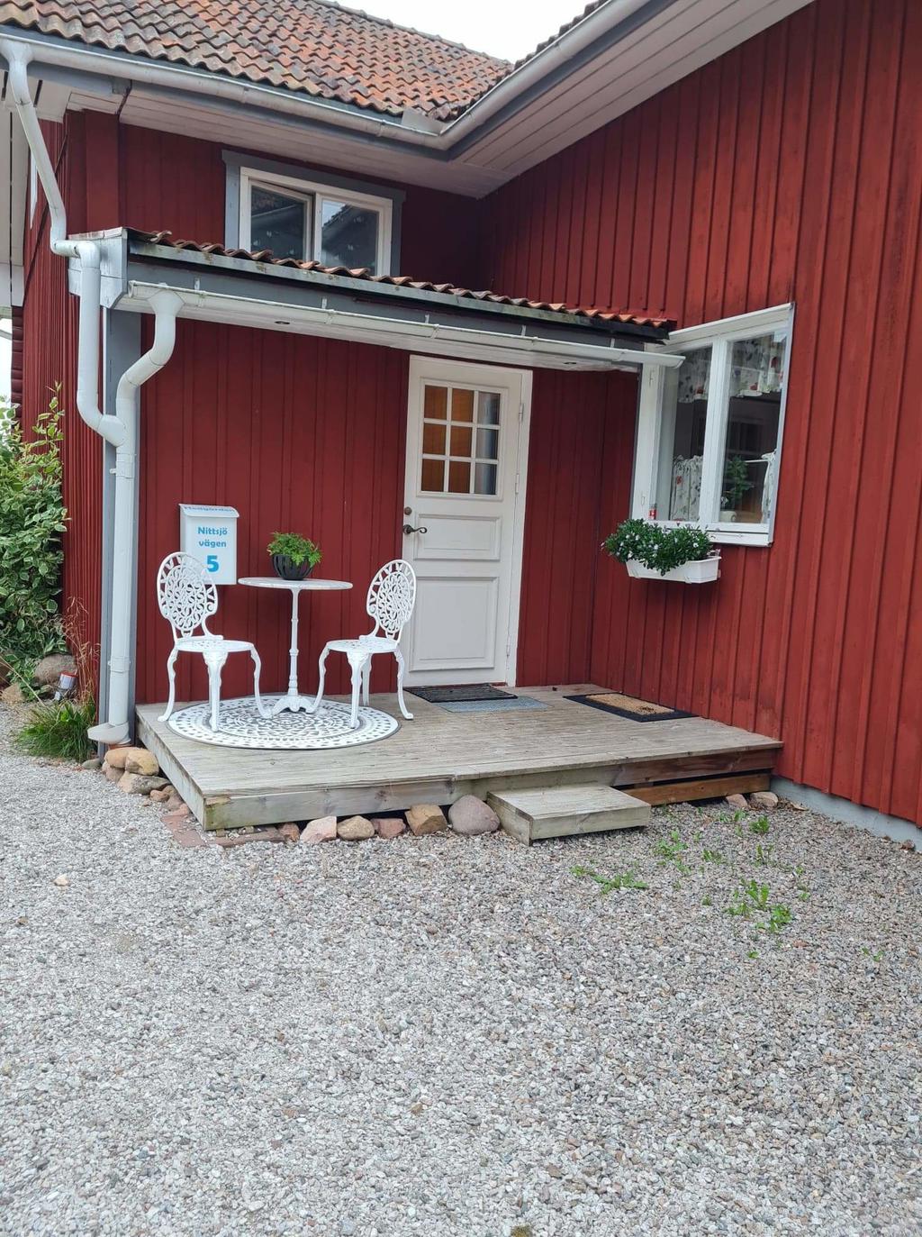 I huset finns även en lägenhet som i dagsläget hyrs ut av nuvarande ägare, vilket ger goda möjligheter till extra intäkter.