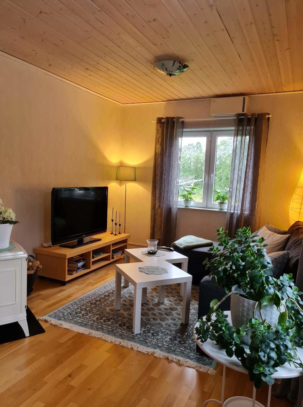 Vardagsrum med plats för soffgrupp.