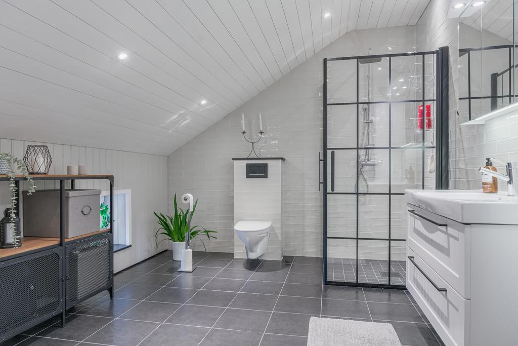 Välkommen till husets stora badrum. Här renoverades det 2023!