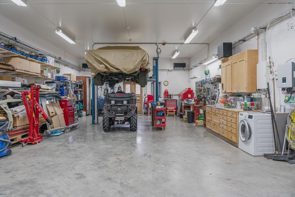 Här finns golvvärme för den som önskar, och i övrigt är garaget utrustat med en luftvärmepump som bidrar till ett behagligt klimat.