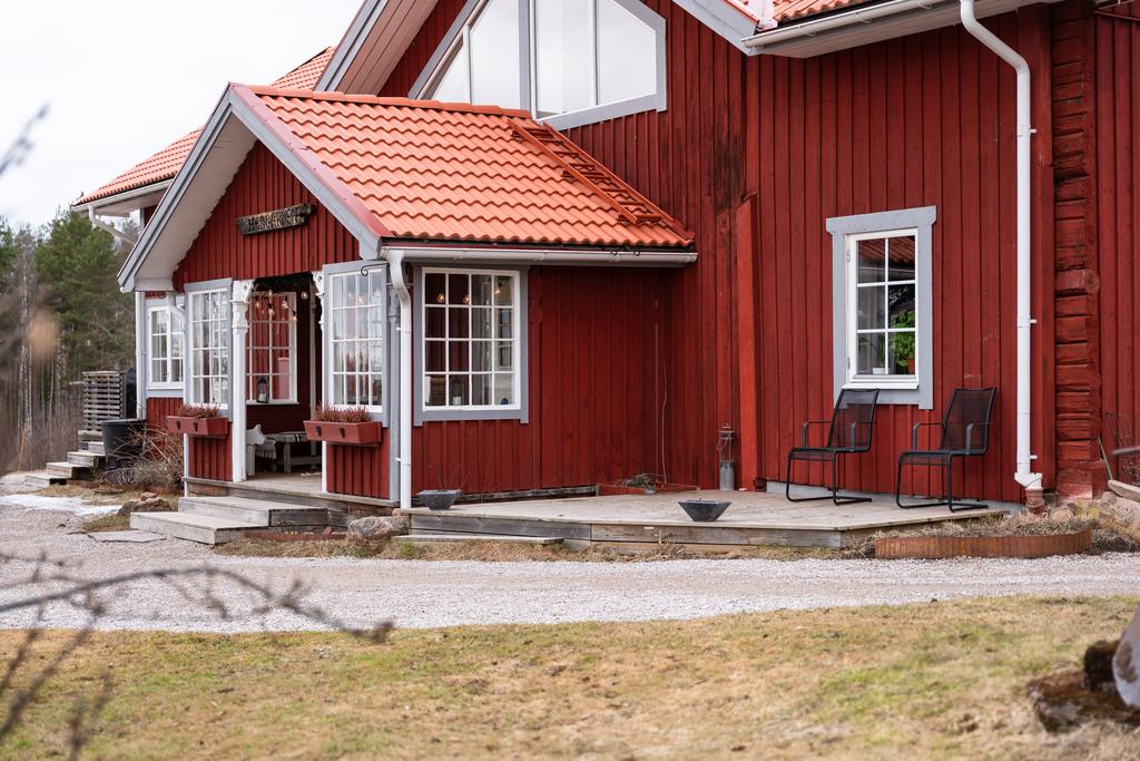 Exteriör med klassisk faluröd fasad och vita snickerier. Här finns en rymlig altan i anslutning till entrén som skapar fina möjligheter till utevistelse.