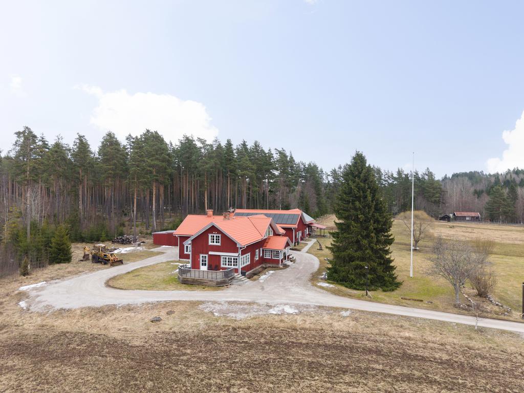 Översiktsbild över fastigheten som visar bostadshusets placering.