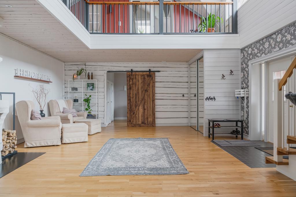Rymlig och luftig entréhall med generös takhöjd som skapar ett öppet och välkomnande första intryck.