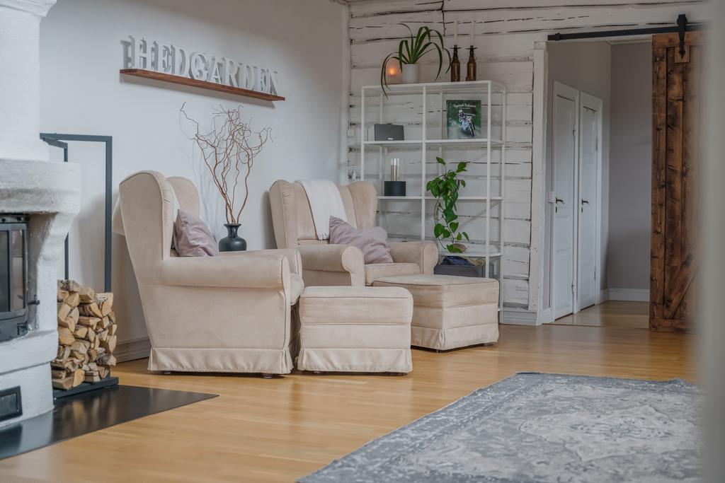 Sittgrupp i anslutning till kamin som skapar en trivsam plats för avkoppling och sociala stunder.