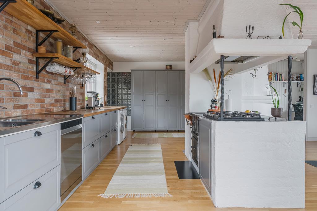 Kök i lantlig stil med goda arbetsytor och förvaring samt en trivsam och funktionell planlösning.