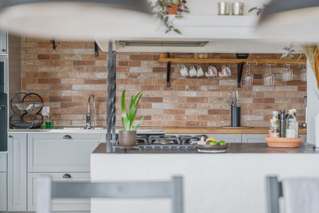 Öppen planlösning mellan kök och matplats som skapar en social och sammanhängande yta.