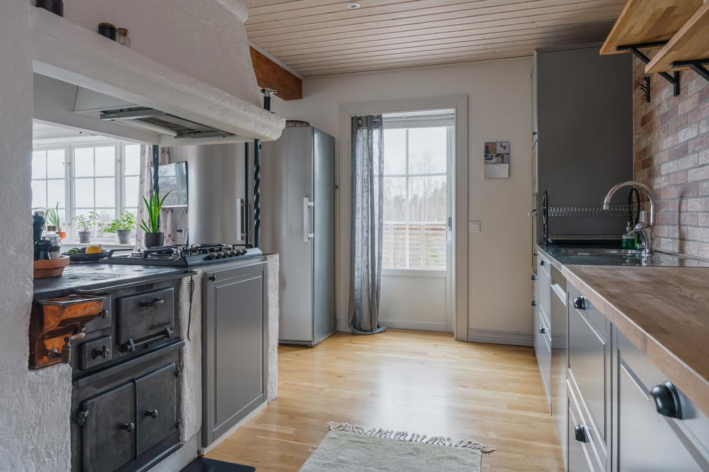 Utgång till altan som förlänger bostadens sociala ytor.