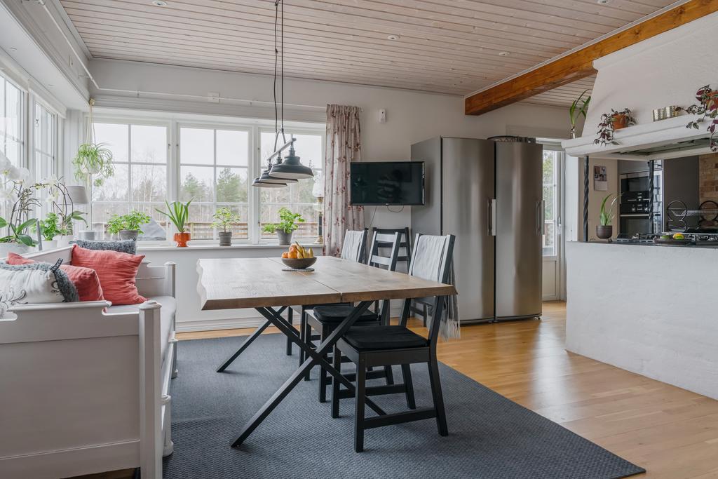 Matplats i anslutning till köket.