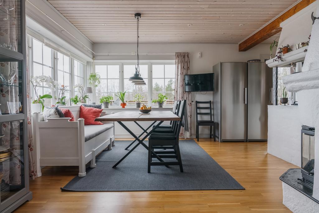 Rymlig matplats i öppen planlösning med köket. Här finns gott om plats för större sällskap eller för den stora familjen!