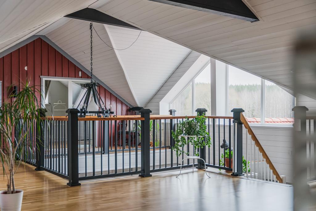 Övre plan med öppet upp till nock som skapar en luftig känsla, generöst ljusinsläpp och fin rymd.
