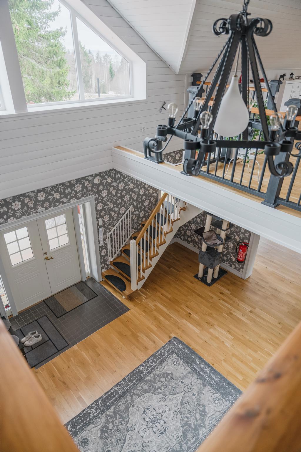 Entré med öppet upp till övre plan som skapar en luftig och rymlig känsla samt fint ljusinsläpp.