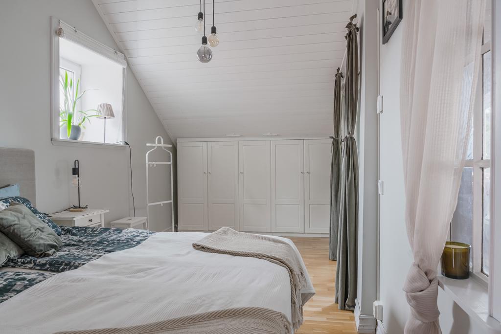 Här finns god förvaring i garderober samt fint ljusinsläpp.