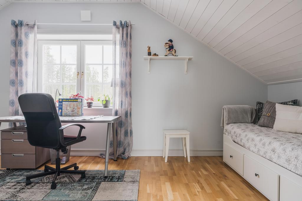 Sovrum 2 på ovanvåning.