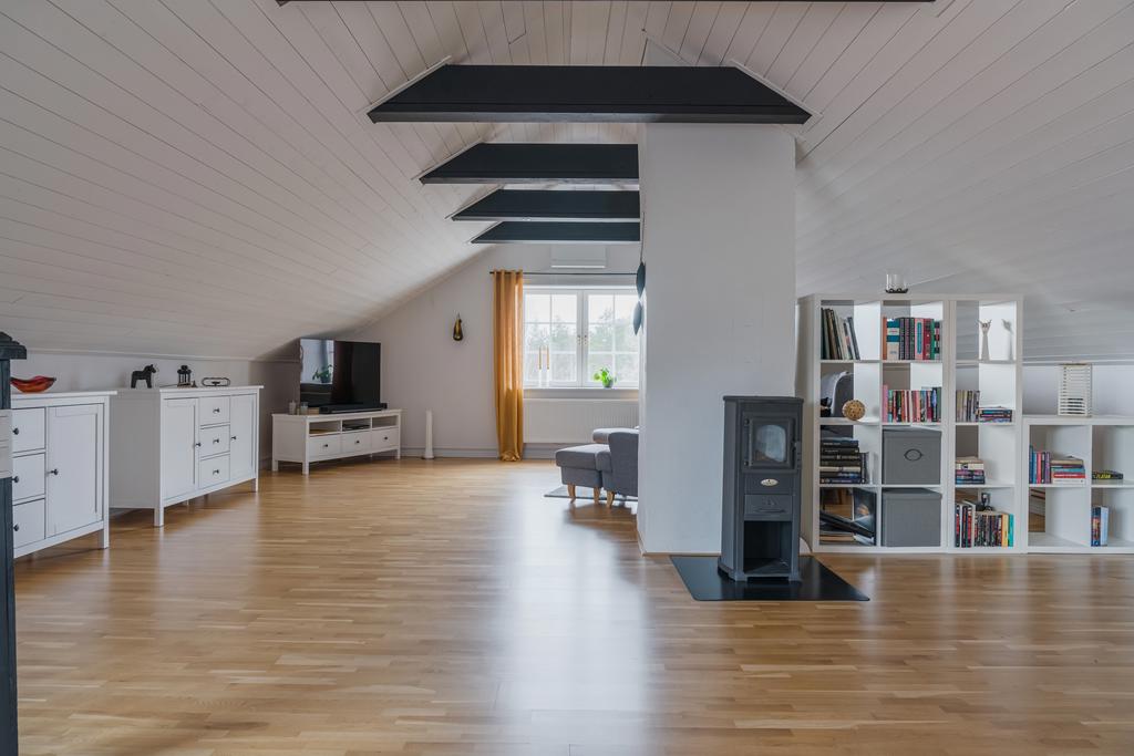 Stort allrum på övre plan med öppna ytor och flexibel möblering.
