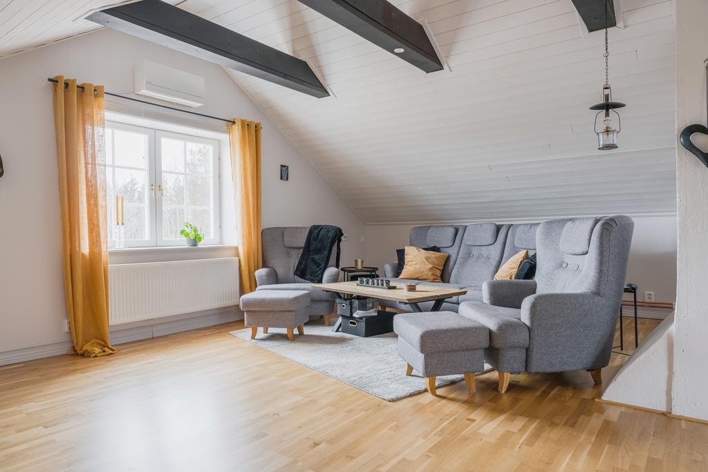 Allrum på övre plan med plats för soffgrupp och möjlighet att anpassa efter egna behov.