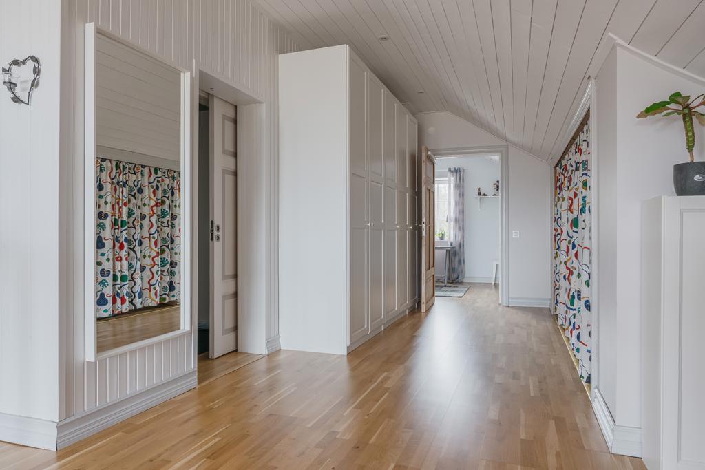 Hall på övre plan med gott om förvaring i garderober.