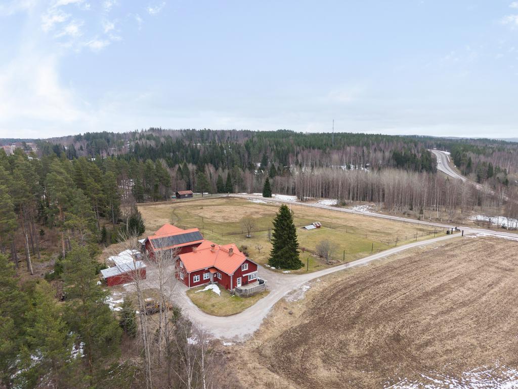 Mark i direkt anslutning till fastigheten med goda möjligheter att sätta sin egen prägel.