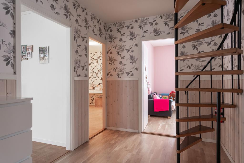 Vy mot vardagsrum, sovrum, sovrum och trapp upp till loftet