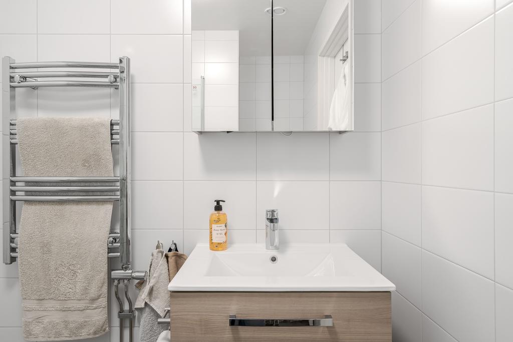 Handfat i kommod, spegelskåp samt elektrisk handdukstork