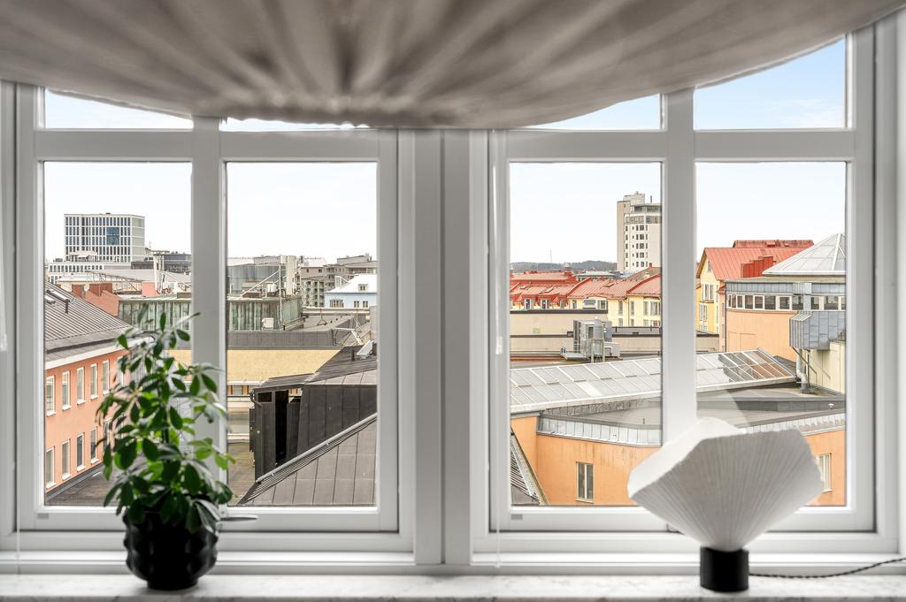 Utblick över takåsarna från vardagsrum