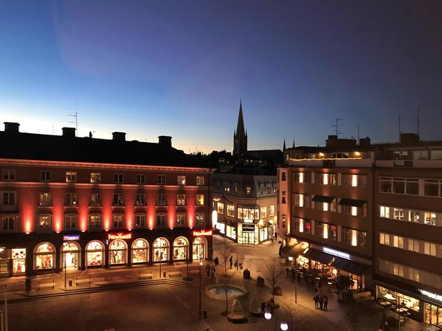 Utsikt från lägenhet, högst upp med vy över torget