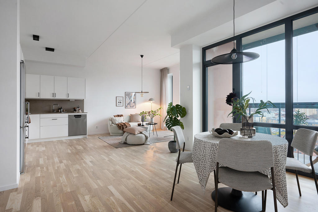 Vardagsrum och kök i öppen planlösning 