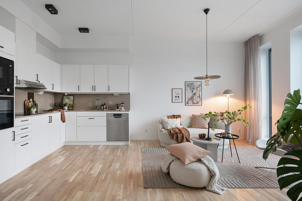 Vardagsrum och kök i öppen planlösning