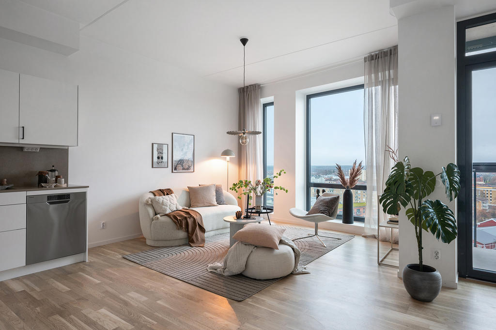 Vardagsrum och kök i öppen planlösning 