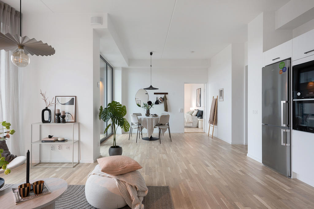 Vardagsrum och kök i öppen planlösning 