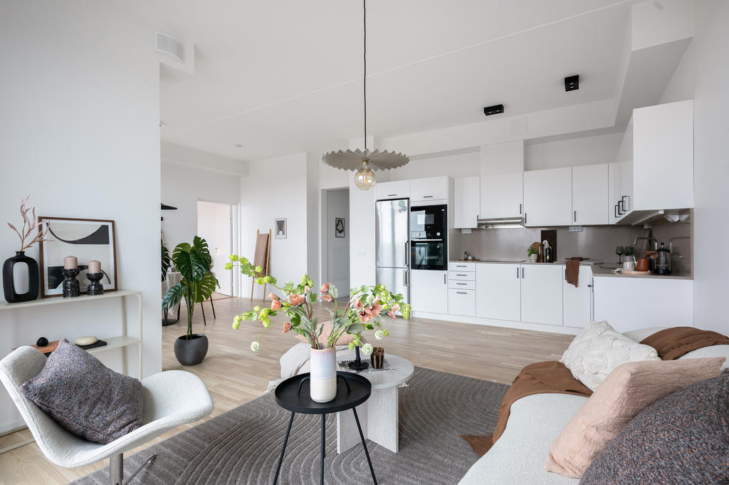 Vardagsrum och kök i öppen planlösning 