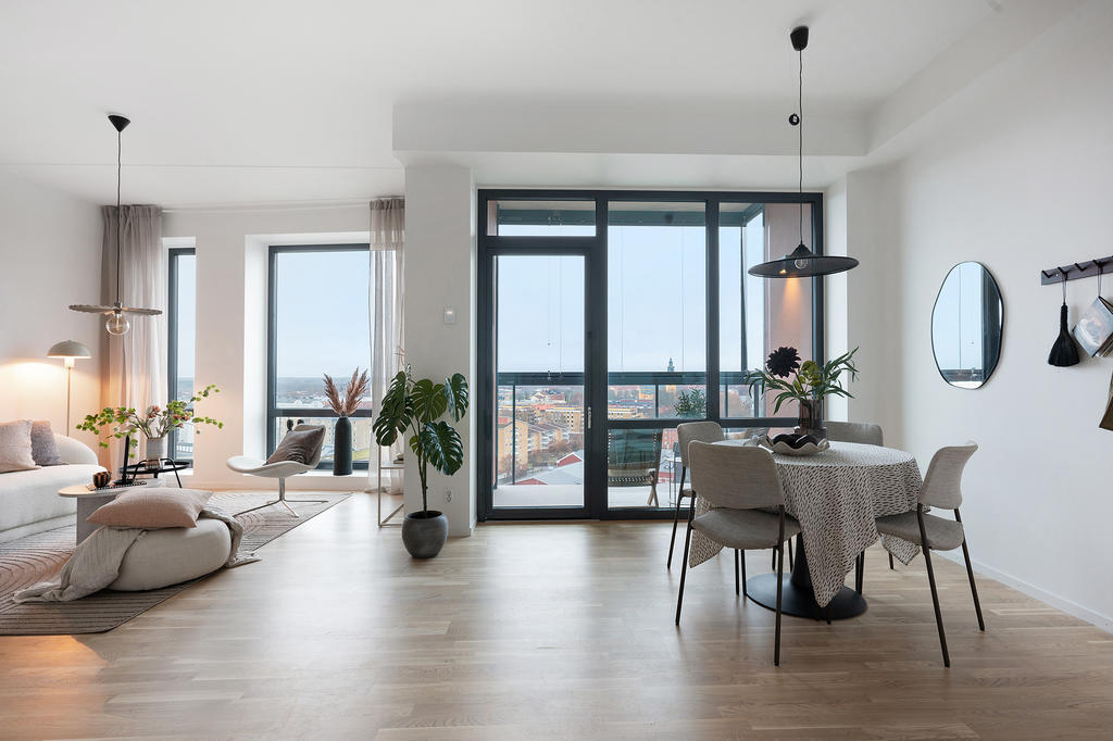 Vardagsrum och kök i öppen planlösning 